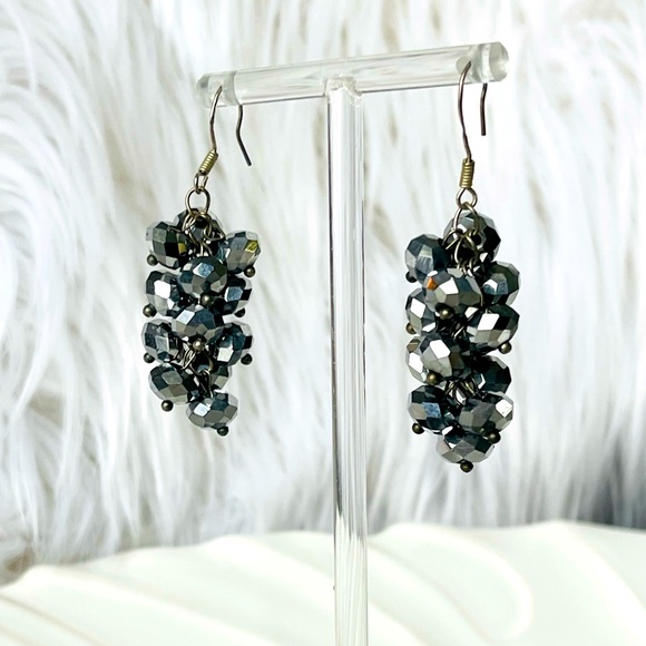 Crystal Cluster Jewelry Set 16" + 2.5" extender | Silver Metallic Faceted Beads - Picture 3 of 12